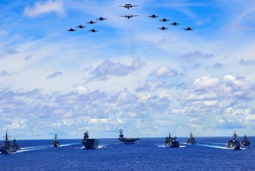Navios de guerra australianos juntam-se às marinhas dos EUA e do Japão em exercícios militares em meio a tensões com a China