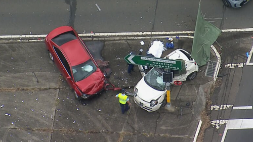 Due persone sono state uccise e un conducente è stato arrestato dopo un incidente tra due auto nel sud-ovest di Sydney.
