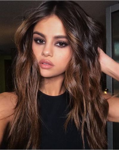 <p>Singer
Selena Gomez's new look was first seen on the official Instagram page of her go-to
hairdresser Hung Vanngo, who posted a sultry selfie of Selena that showed off her
artfully applied hair extensions and smokey eye makeup.</p>
<p>&nbsp;</p>