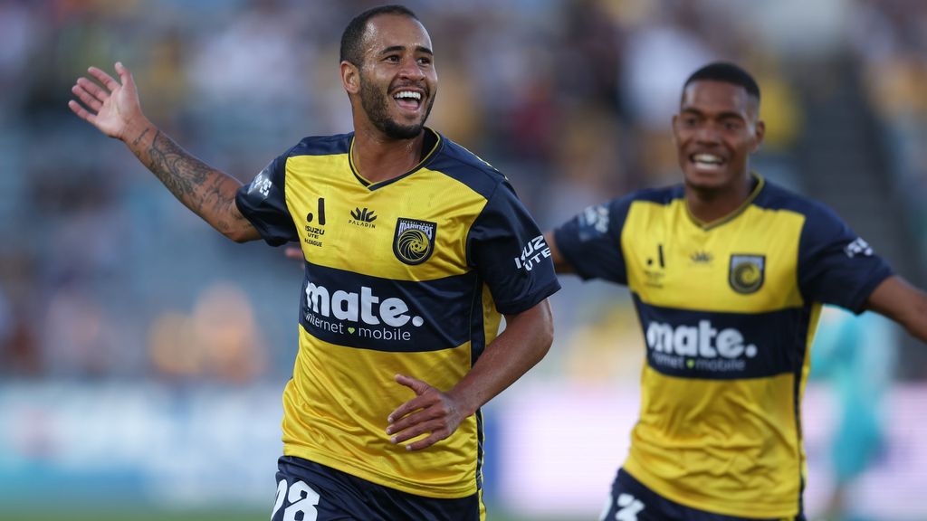 A-League 2022: Marco Tulio scores 40 metre chip for Central Coast Mariners  against Newcastle Jets