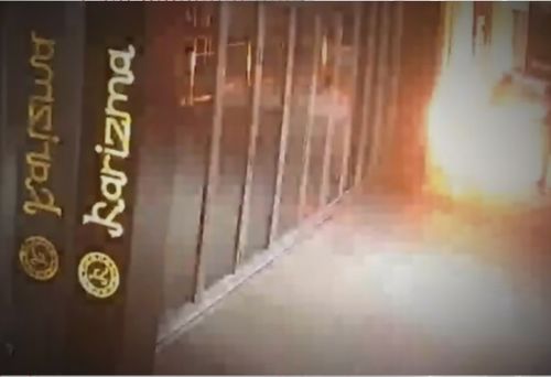 Non è noto se l’incendio sia collegato a diversi recenti attacchi contro strutture ricettive di Melbourne.