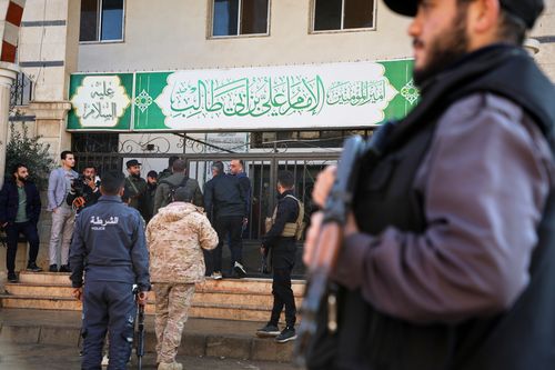 Le forze di sicurezza siriane si riuniscono fuori dalla moschea dell'Imam Ali bin Abi Talib dopo un'esplosione all'interno della moschea nel quartiere prevalentemente alawita Wadi al-Dhahab di Homs, Siria, venerdì 26 dicembre 2025. (AP Photo)