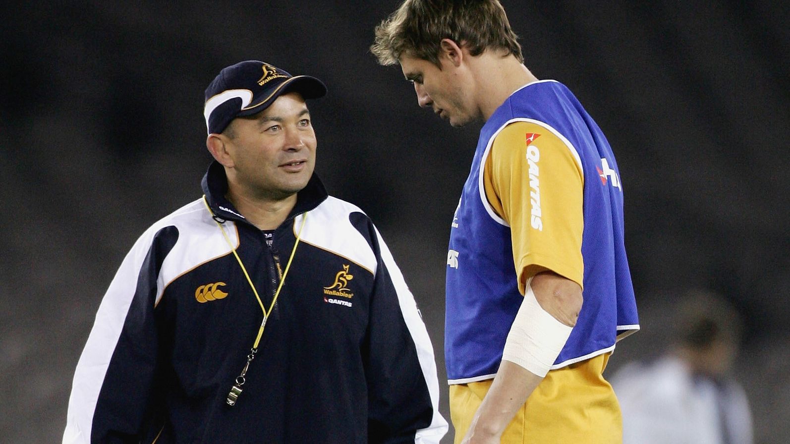 Wallabies coach Eddie Jones talks with Stephen Larkham in 2005.