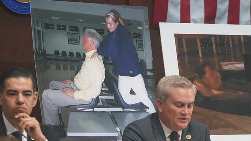 James Comer, Bill Clinton'ın Epstein dosyalarında yer alan fotoğraflarının önünde konuşuyor.