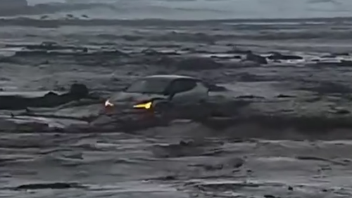 Os carros foram arrastados para o mar no rio Wye como resultado de uma enchente repentina.