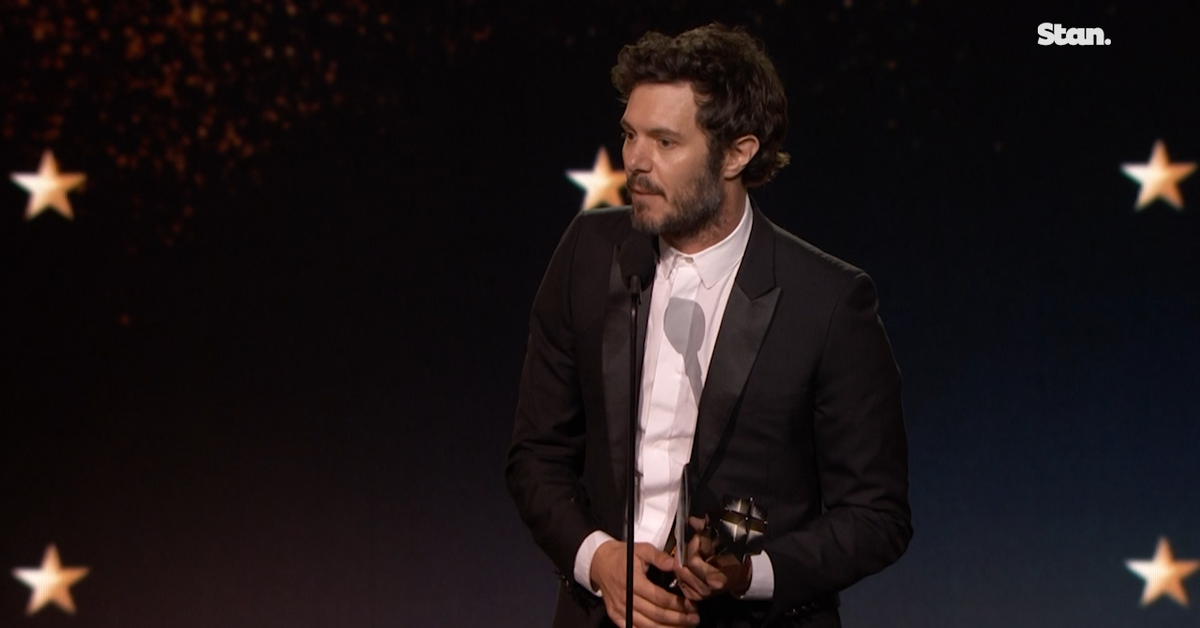 Critics Choice Awards 2025: Adam Brody memberikan penghormatan emosional kepada Leighton Meester