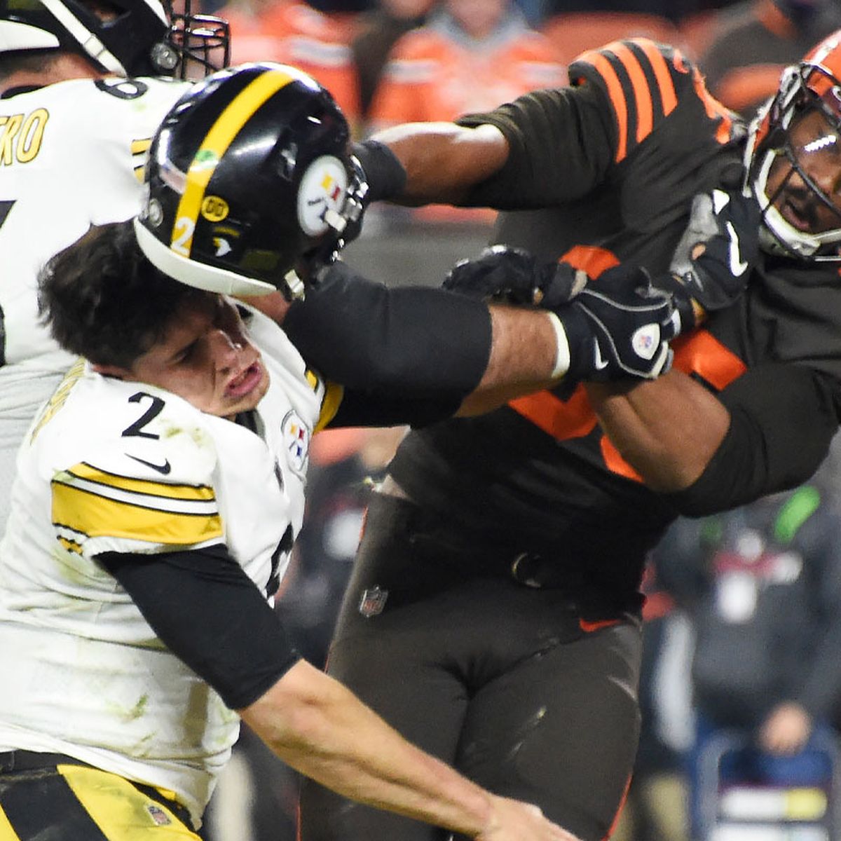 NFL Brawl: Browns Garrett loses cool, hits Steelers QB with helmet in brawl