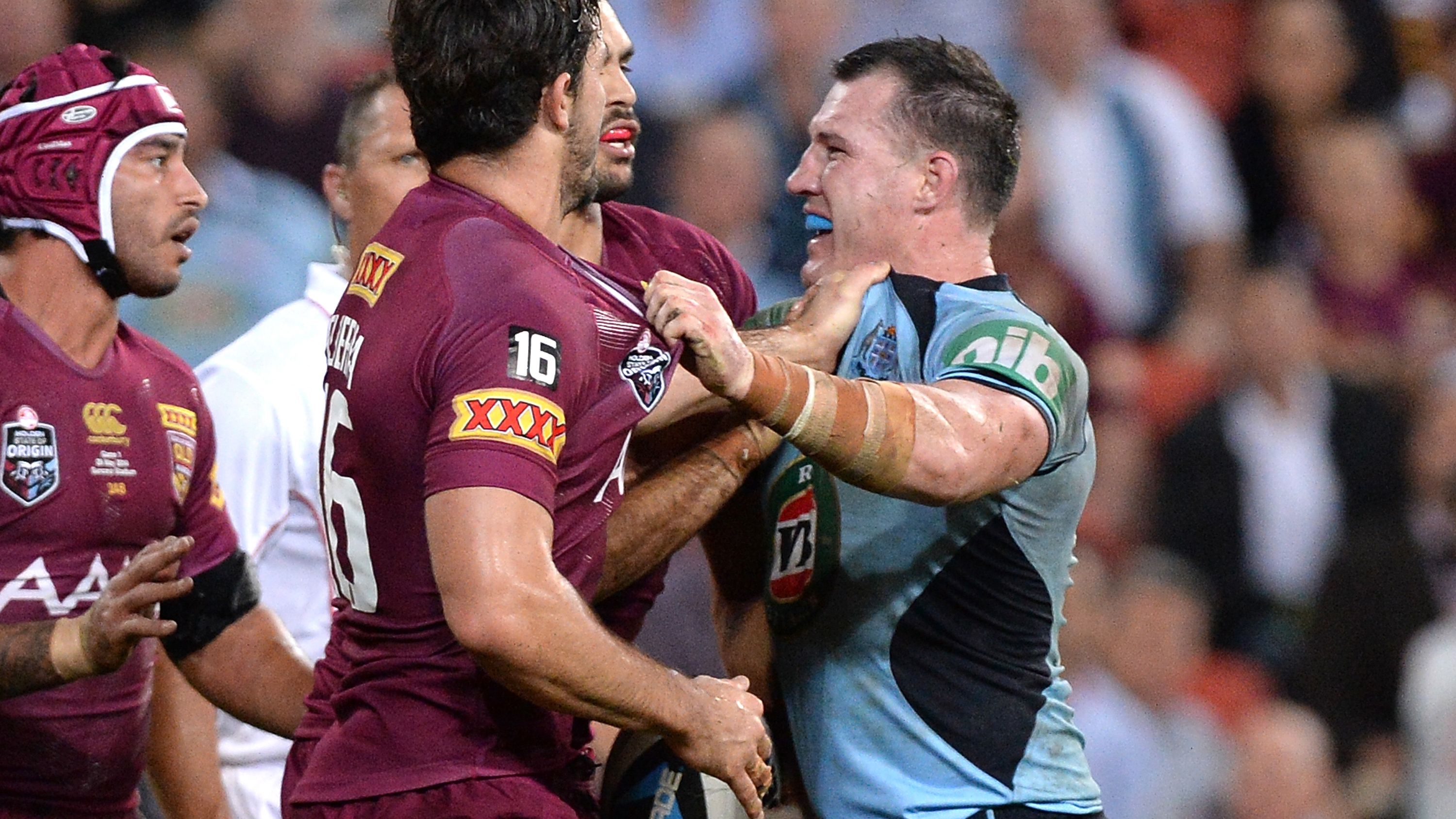Paul Gallen spars with Maroons players in 2014.