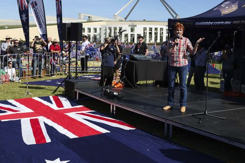 Um protesto em Canberra apelou ao fim da imigração em massa para o país. Centenas de pessoas reuniram-se no relvado do Parlamento envolto na bandeira com a líder da One Nation, Pauline Hanson, a liderar a manifestação.