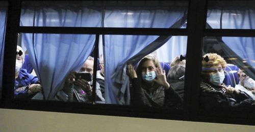 Buses carrying American passengers who had been quarantined aboard a cruise ship in Japan have left the harbour.