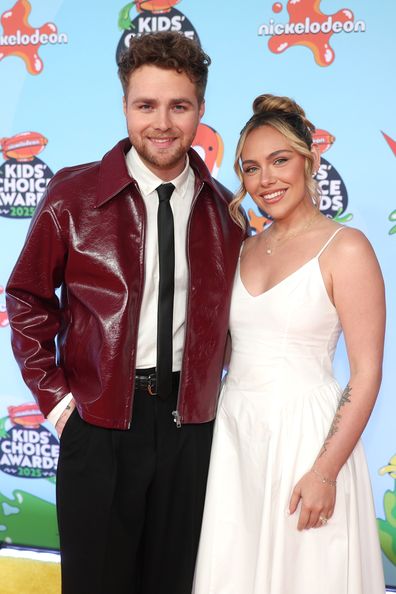 Alex Warren and wife Kouvr Annon at the Nickelodeon 2025 Kids' Choice Awards held at Barker Hangar on June 21, 2025 in Santa Monica, California. 