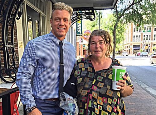 Personal trainer uses his lunch breaks to teach homeless woman how to read