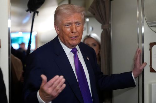 El presidente Donald Trump habla con los periodistas a bordo del Air Force One poco antes del despegue, el jueves 19 de febrero de 2026, en la Base Conjunta Andrews, Maryland.