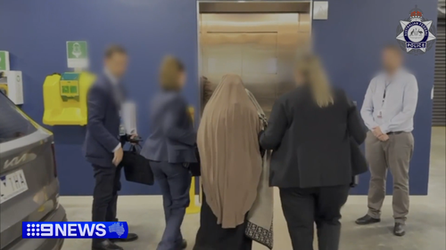 Kawsar Ahmad durante il suo arresto all'aeroporto di Melbourne il 7 maggio 2026.
