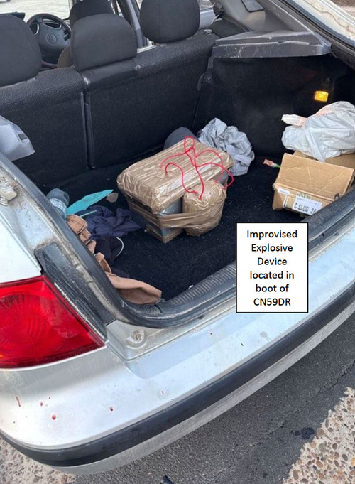 Um IED caseiro encontrado no carro. 