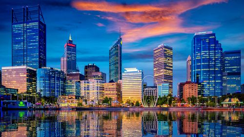 Coucher du soleil dans la ville de Perth avec bâtiment et rivière, Perth, Australie. 