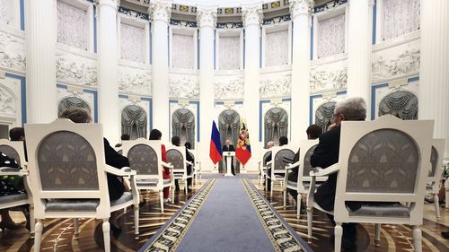 ولادیمیر پوتین، رئیس جمهور روسیه، در مرکز، در مراسم اهدای جوایز در سالن سنت کاترین کرملین در مسکو، روسیه، سه شنبه، 20 دسامبر 2022 سخنرانی می کند.