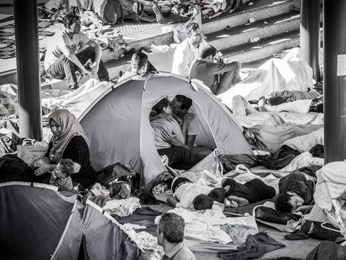 Photographer captures moving image of asylum seekers kissing