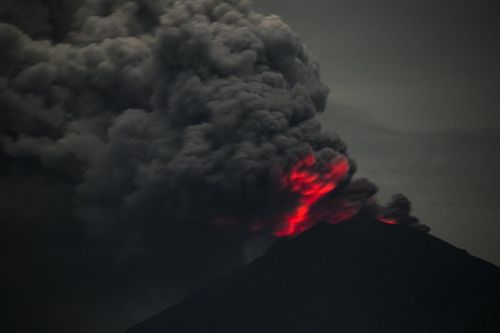 Mount Agung spewing hot volcanic ash. (AAP)