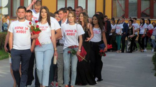 Bosnian students forgo prom outfits to support children with leukemia