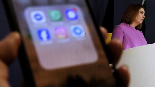 Il ministro federale delle comunicazioni Anika Wells durante una conferenza stampa in cui ha rilasciato nuove linee guida per fornire indicazioni chiare per le piattaforme come parte delle leggi leader a livello mondiale sui social media sotto i 16 anni del governo australiano. Sydney, Nuovo Galles del Sud. 16 settembre 2025.