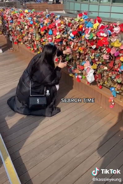 Woman travels to remove love lock from fence in Seoul