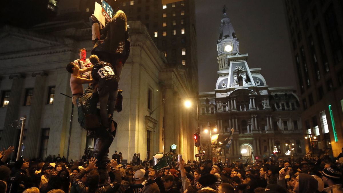 Phillies Parade 2008 v. Eagles Parade 2018 - The Good Phight