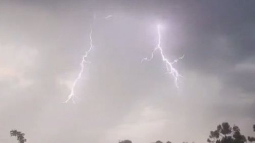 Les Australiens du Sud ont photographié un spectaculaire spectacle d'éclairs printaniers.