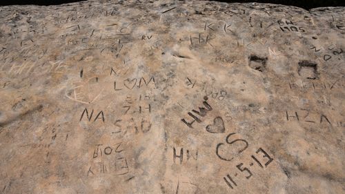 As pessoas gravaram seus nomes na rocha de Lincoln's Rock por décadas.