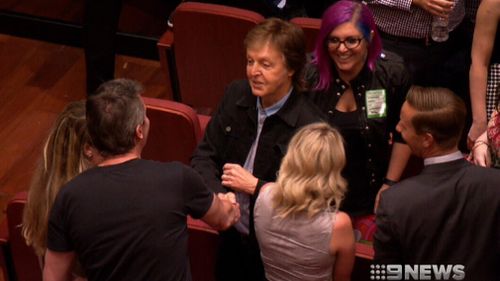 Sir Paul McCartney meeting fans in Perth. (9NEWS)