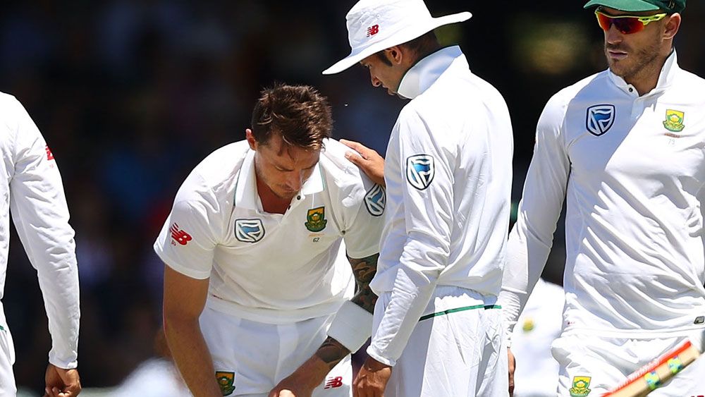 Dale Steyn left the WACA in obvious discomfort. (Getty Images)