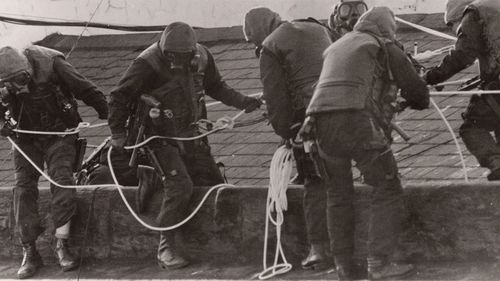 SAS soldiers prepare their drop down the outside walls of the Iranian embassy.