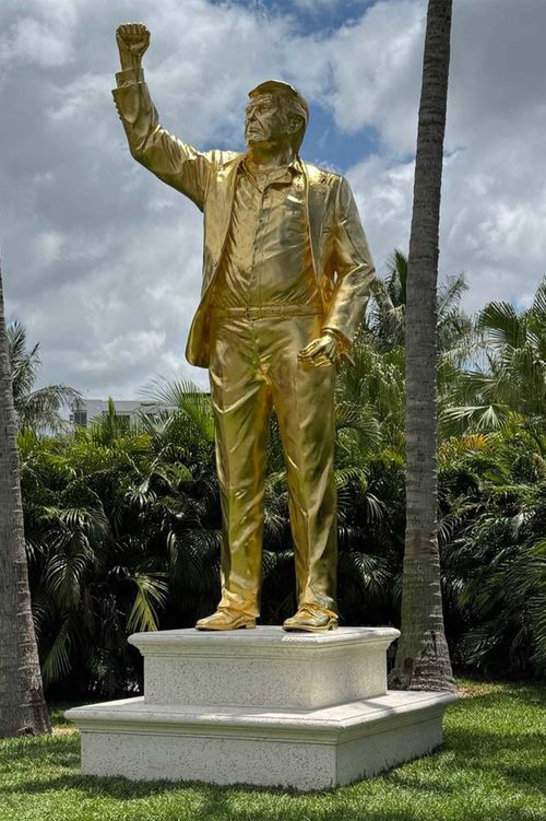 Donald Trump heykeli Doral'da sergileniyor.