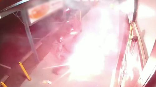 Ataque incendiário de Mackay em tabacaria 