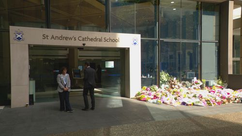 Hommage floral à l'extérieur de l'école de la cathédrale St Andrews pour Lilie James.