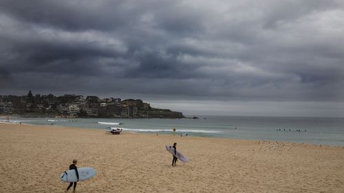 Clouds and rain hang over Bondi Beach as more wet wether sets in for Sydney, 25 November 2021. Photo Jessica hromas