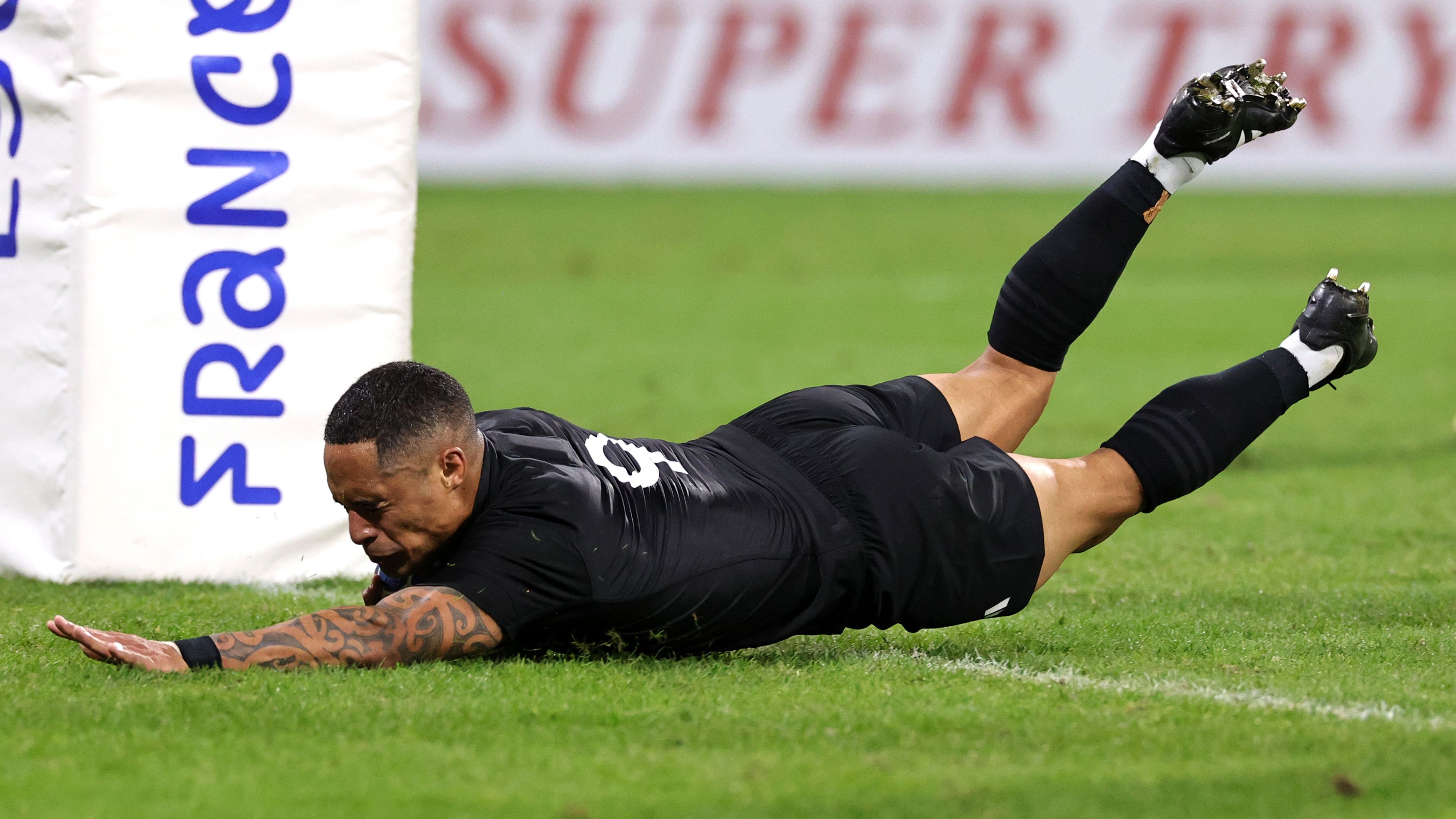 Aaron Smith scores his third try for New Zealand in his side&#x27;s 96-17 demolition derby over Italy.