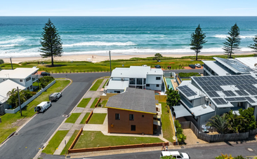 1950s beach house in Lennox Head hits market.