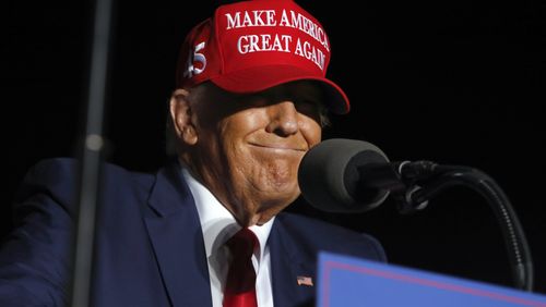 L'ancien président Donald Trump prend la parole lors d'un rassemblement électoral à Latrobe, en Pennsylvanie.
