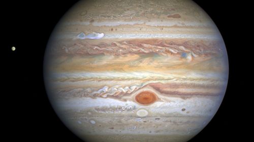 Júpiter normalmente está a millones de millas de Venus, pero al menos una vez al año se acerca a Venus y los dos planetas casi parecen tocarse. 