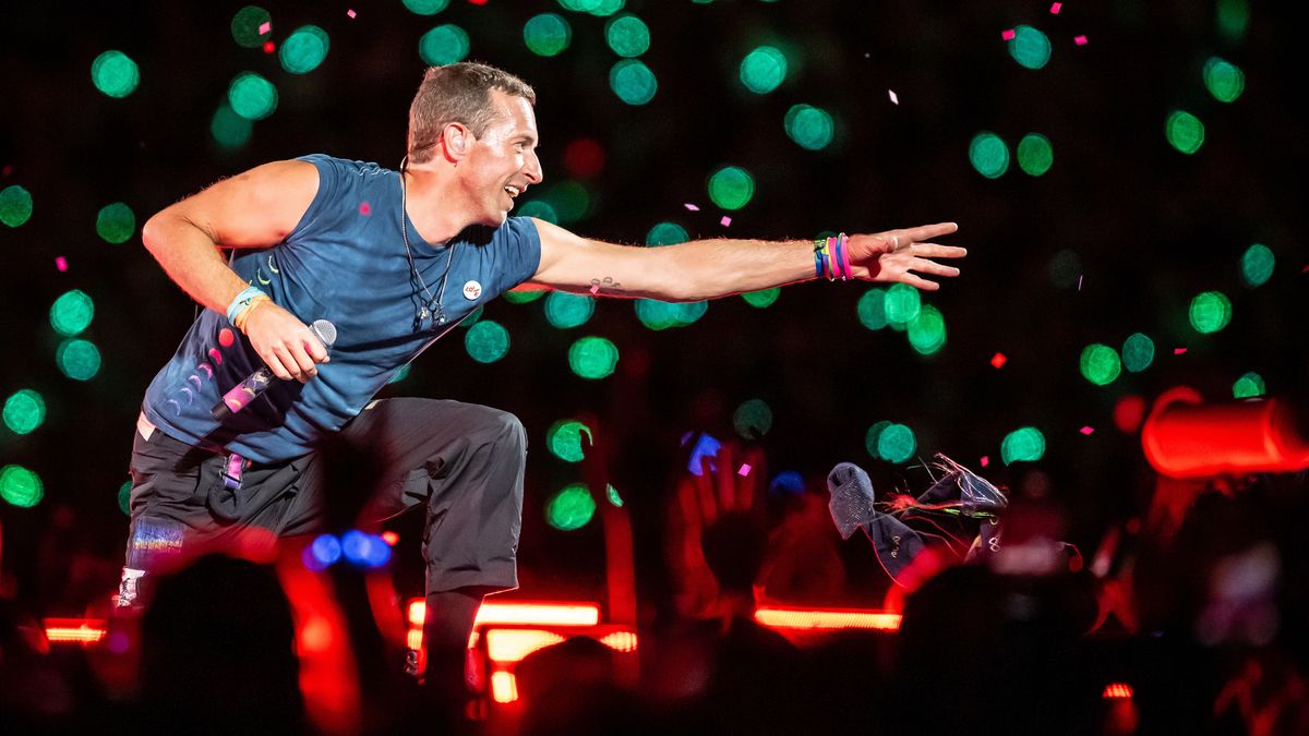 Chris Martin pauses Coldplay's Sydney concert after spotting young boy in  crowd - 9Celebrity