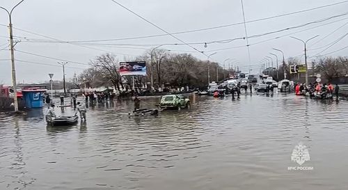 Voici une vue de la rue inondée après la rupture d'une partie d'un barrage, à Orsk, en Russie.  (Service de presse du ministère russe des Urgences via AP)
