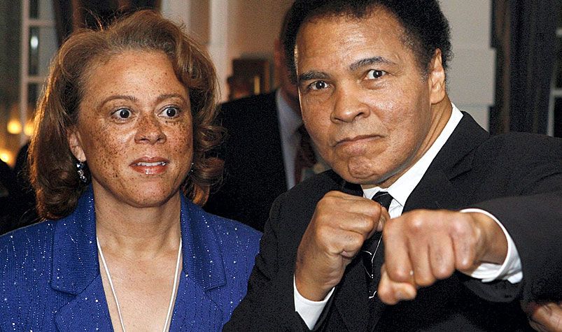 US boxing legend Muhammad Ali posing for photographers next to his wife Yolanda 'Lonnie' Ali. (AAP)
