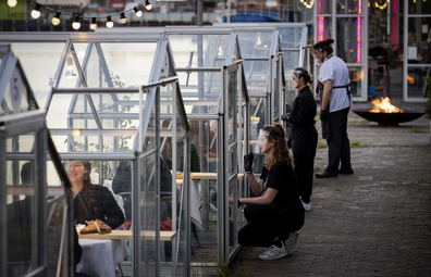 Cultural institution Mediamatic wants to let guests dine coronavirus-proof with social distance in the greenhouses. 