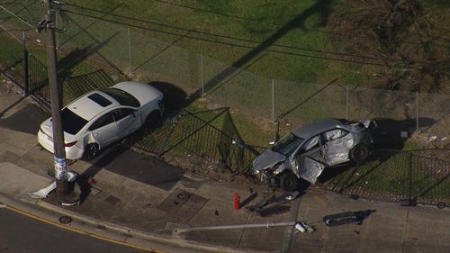 Voitures endommagées sur les lieux de l'accident.