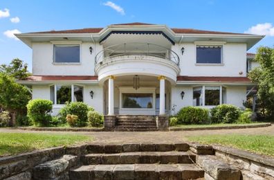 sydney bigwig sells mansion he has never lived in for just over 30 million domain