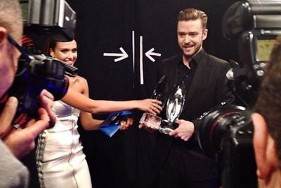 @peopleschoice: @jessicaalba was helping @justintimberlake carry all his trophies backstage! #PeoplesChoice