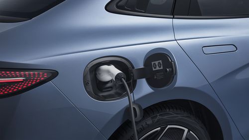 Zdjęcia nowego elektrycznego sedana o nazwie Seal od chińskiej marki BYD