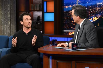 Miles Teller terlihat di sini pada episode The Late Show dengan Stephen Colbert. Rumah Teller dihancurkan ketika kebakaran Palisades merobek lingkungan Los Angeles -nya bulan lalu.