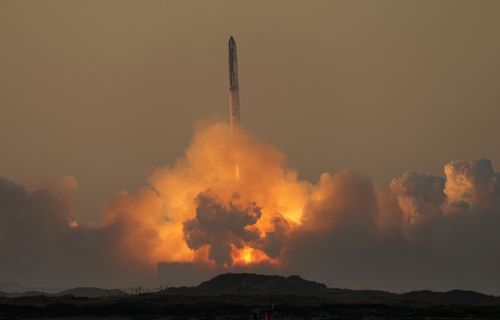 La méga-fusée Starship de SpaceX est lancée pour un vol d'essai depuis Starbase à Boca Chica, Texas, le samedi 18 novembre 2023. 